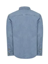 Camisa de manga larga RKF de denim azul claro, con cuello camisero, cierre con botones de madera, calce regular y doble bolsillo en el pecho con tapeta y botón.