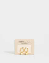 Aros dorados tipo argolla con dije de corazón colgante, hechos de acero quirúrgico.