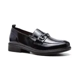 Zapato tipo mocasín de charol negro con detalle de hebilla metálica plateada.