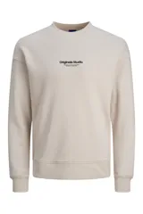 Buzo color beige de manga larga y cuello redondo con logo pequeño en el pecho. Corte relajado y tejido de bucle.