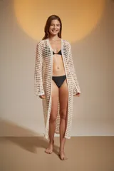 Saco largo de crochet color crudo, de corte holgado y cuello en V profundo.