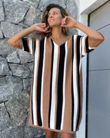 Vestido tejido de algodón con rayas verticales en tonos beige, blanco y negro, con escote en V y mangas cortas.