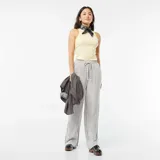 Musculosa amarilla de punto canalé con cuello redondo y sisas amplias.