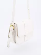 Bandolera blanca de cuero sintético con correa larga regulable y herrajes dorados.