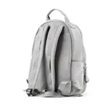Mochila gris de poliéster con acceso con cierre doble. Tiene dos bolsillos internos (uno con cierre y dos abiertos), dos bolsillos externos con cierre y dos abiertos. La correa es regulable y los herrajes son plateados. El interior es de tela de algodón y poliéster.