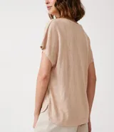 Blusa color beige de viscosa, de manga corta y escote en V.