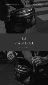 Bandolera negra de cuero sintético con correa ancha ajustable y desmontable. Cuenta con cierre superior, bolsillo frontal con tiracierre customizado, forro interno y cuatro bolsillos en total (dos exteriores y dos interiores).