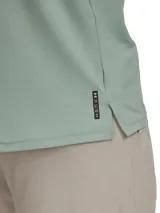 Remera deportiva verde militar de manga corta, con logo de Under Armour estampado en el pecho.