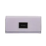 Monedero tipo sobre color beige charolado con logo Terrano en placa metálica plateada. Tiene cierre con broche imán, gran capacidad interior y bolsillo con cierre.