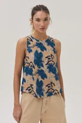 Blusa sin mangas estampada en tonos azul y camel, confeccionada en lino viscosa, fresca y ligera.