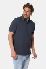 Chomba azul con textura de líneas horizontales en relieve, cuello clásico y tapeta con dos botones.