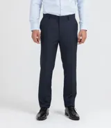 Pantalón de vestir azul marino, de corte slim fit, con bolsillos laterales y traseros.