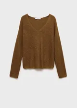 Sweater marrón de punto grueso con cuello en V y mangas largas.