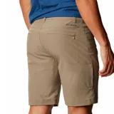 Short color arena con diseño clásico de cinco bolsillos, de corte recto y largo hasta la rodilla.