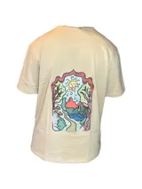 Remera celeste de manga corta con cuello redondo y estampado de hongos en el pecho.