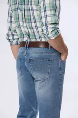 Pantalón de jean clásico de pierna recta y tiro medio, color azul.