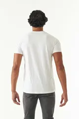 Remera verde con escote en V y logo bordado en el pecho.