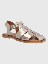 Sandalias bajas color dorado con diseño de tiras entretejidas y hebilla lateral.