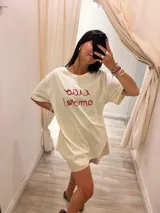 Remeron oversized color tostado con estampado de leopardo y texto en rosa.