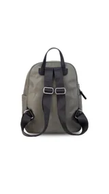 Mochila negra de nylon con cierre principal y dos bolsillos frontales con cierre.