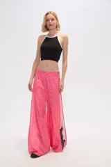 Top blanco de poliamida, corte cropped, al cuerpo y cuello a la base con ribete verde.