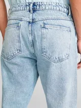 Pantalón de jean celeste de corte recto.