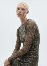 Vestido largo de malla con estampado de serpiente, cuello redondo, manga larga, abertura en el bajo y detalle fruncido en los laterales.