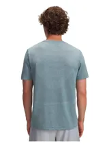 Remera deportiva Under Armour Seamless Stride para hombre, color verde oscuro con logo plateado en el pecho y detalles reflectantes en las mangas. Confeccionada con tejido transpirable y tecnología anti-olor.