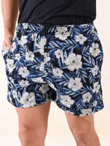 Short de baño con estampado floral en tonos azules y blancos, con cintura elástica y cordón ajustable.