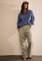 Pantalón de algodón a rayas verticales blancas y negras, de corte amplio y cintura alta con cordón ajustable.