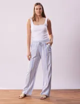 Pantalón de lino marca Marissa Olivia, con pretina ancha elastizada, lazo de ajuste, bolsillos inclinados y corte recto.