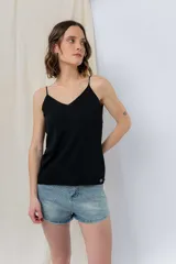 Musculosa lila de breteles finos con escote en V en el frente y espalda en U, confeccionada en tejido fluido con leve textura satinada.