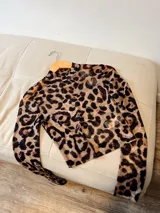 Remera de tul con estampado animal print.