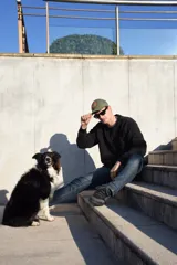 Buzo negro de algodón con efecto lavado y pequeño logo bordado en el pecho.