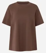 Remera gris de corte cuadrado, cuello redondo y mangas cortas.