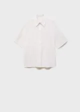 Camisa blanca de manga corta confeccionada en mezcla de algodón y lino, con cierre frontal de botones, cuello camisero y corte recto.