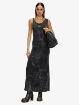 Vestido largo Diesel D-Avena-P1 de punto elástico ajustado, confeccionado con fibras de viscosa ECOVERO. Diseño con espalda deportiva y efecto de color jaspeado. Logotipo D Ovalada estampado en el pecho con apariencia desgastada.