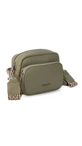 Bandolera pequeña de símil cuero color camel, con dos compartimentos principales con cierre. Incluye una correa ancha de tela estampada con motivos geométricos en tonos tierra y blanco.