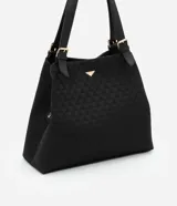Bolso hobo grande color negro con textura jacquard en forma de triángulos. Tiene cierre con botón a presión, correa de mano con hebilla, separadores internos con cremallera y logo triangular dorado en el frente.