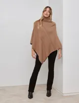 Poncho tejido color negro, con cuello polera y diseño de trenzas diagonales en el frente. Presenta un corte asimétrico en el ruedo.