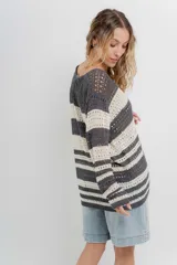 Sweater tejido calado a rayas horizontales anchas en color gris oscuro y crudo, con escote en V y corte recto.