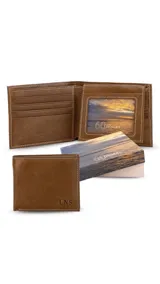 Billetera de cuero color marrón claro con costuras blancas. Cuenta con volante interior con dos visores, tarjeteros, bolsillos, doble repartición para billetes y una repartición con cierre en la parte posterior interna.