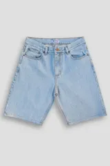 Bermuda de jean celeste con corte recto, largo hasta la rodilla, con costuras contrastadas y parche trasero de ecocuero con logo.