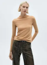 Jersey de punto fino color beige, con cuello perkins y diseño entallado.