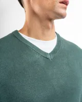 Sweater negro de punto con cuello en V, de calce regular.