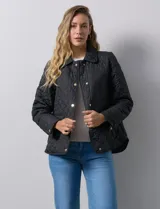 Campera capitoneada negra marca Weatherproof, con cuello con solapa, abertura central con botones metálicos, bolsillos delanteros y forro interno a tono.