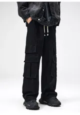 Pantalón cargo ancho de algodón y gabardina, color gris oscuro, con cintura elástica y regulable, y múltiples bolsillos cargo.