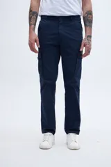 Pantalón cargo azul marino con bolsillos laterales y bolsillo cargo con solapa y botones. Corte slim.