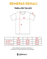 Remera blanca de algodón con cuello redondo y estampado en el pecho con el texto "Denali Surf Co." y una tabla de surf.