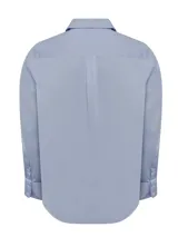 Camisa de manga larga blanca, confeccionada en popelina 100% algodón, con cuello italiano, bolsillo en el pecho con logo bordado y calce regular.